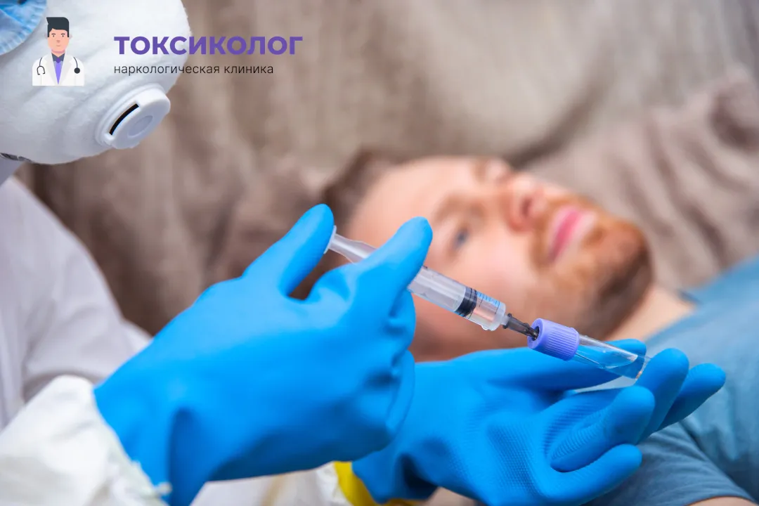 Врач берет анализы в процессе процедуры «Снятие ломки в Иркутске»